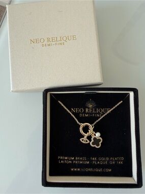 Gold Clover eye Pearl mini Charm Necklace